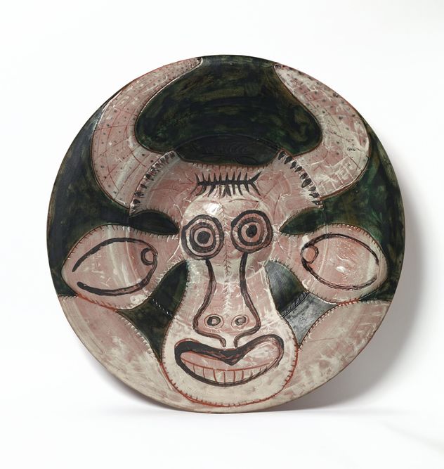 Plat Espagnol Decorated with a Head of a Bull 